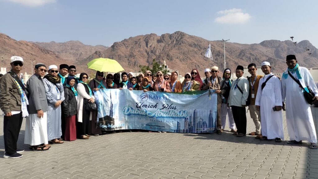 Jamaah Umroh di Bukit Uhud Raykha Travel Umroh Terbaik di Cirebon