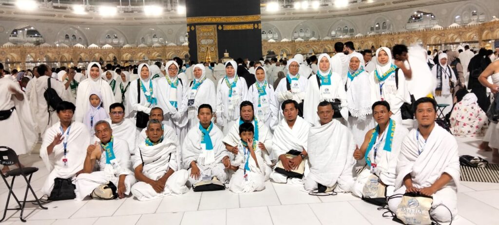 Jamaah Umroh di Depan Kabah Raykha Travel Umroh Terpercaya di Cirebon