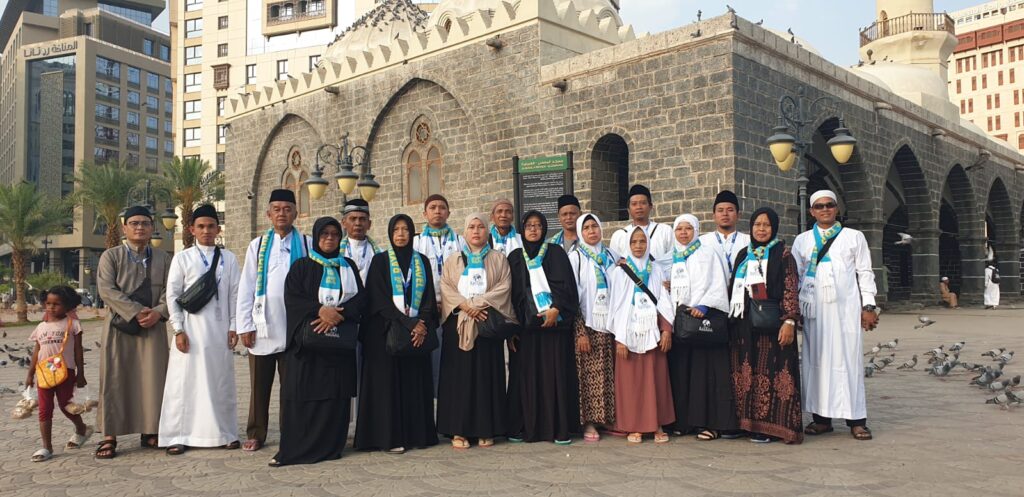 Jamaah Umroh di Depan Masjid Ali Bin Abi Thalib