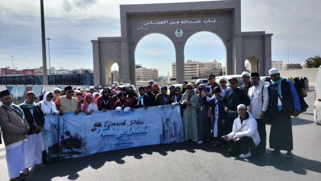 Jamaah Umroh di Gerbang Kota Thaif Raykha Travel Umroh Terpercaya di Cirebon