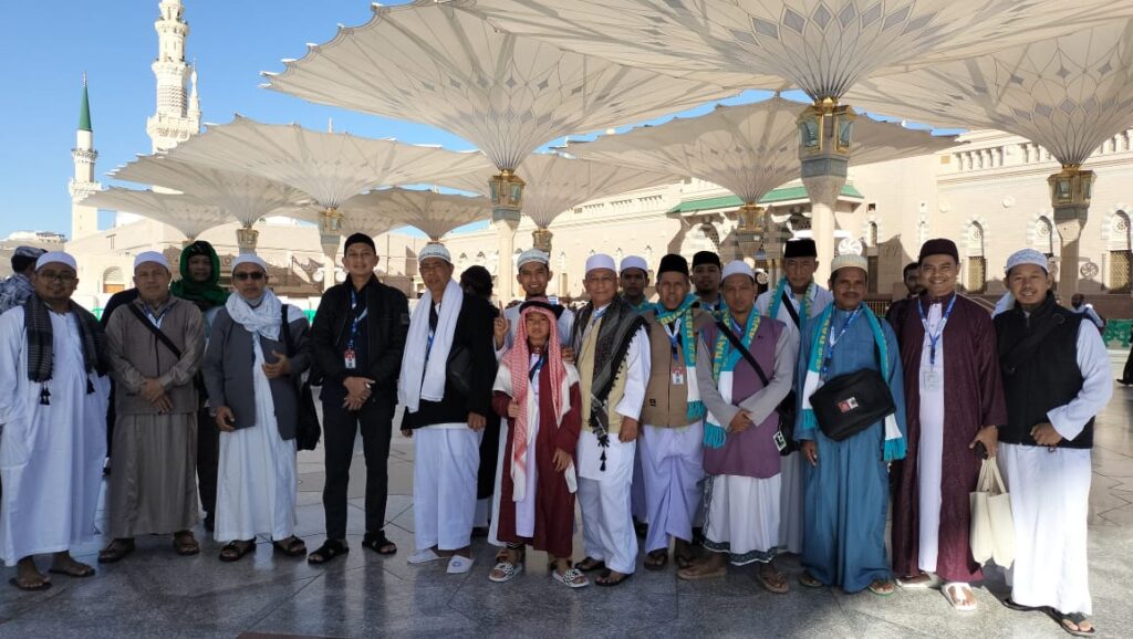 Jamaah Umroh di Halaman Masjid-Nabawi Raykha Travel Umroh Terbaik di Cirebon