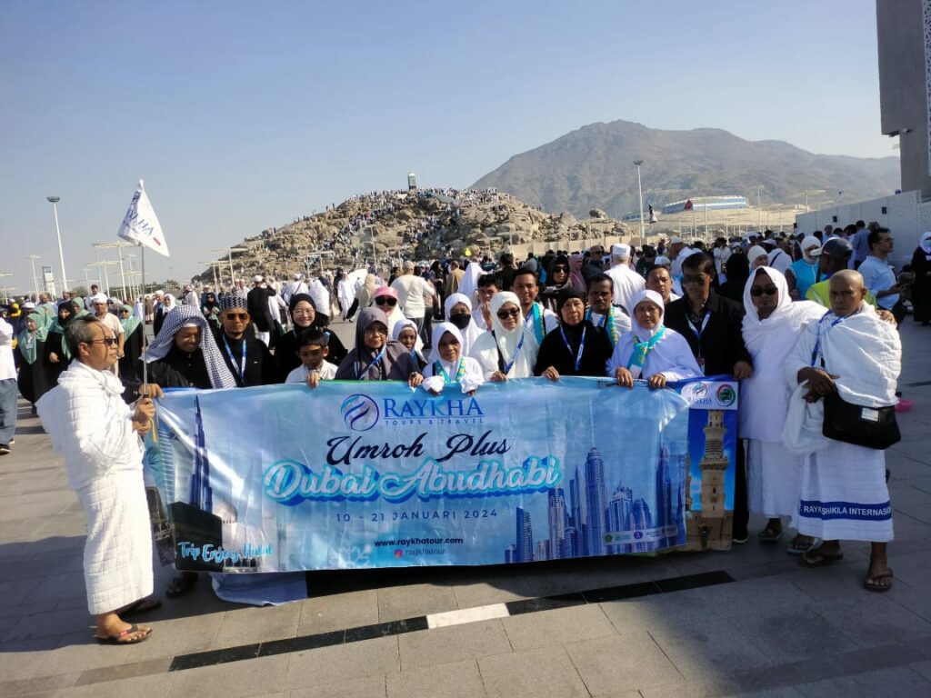 Jamaah Umroh di Jabal Rahmah Raykha Travel Umroh Cirebon
